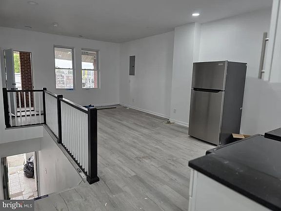 3rd image of 4818 Sansom St