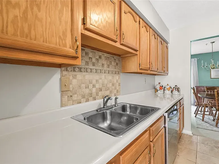 208 Meadowview Dr — Photo 6