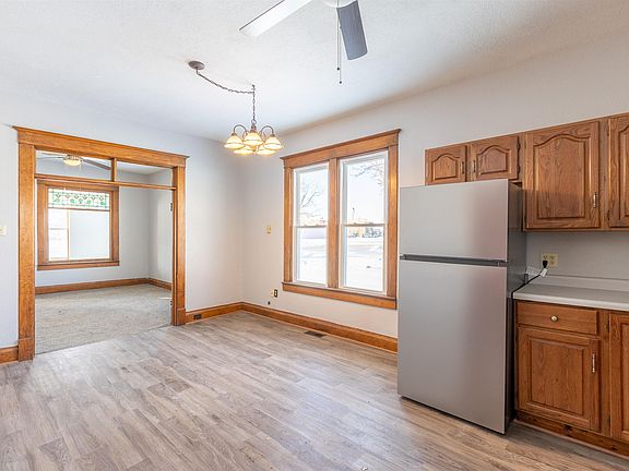 5th image of 301 E Bridge St