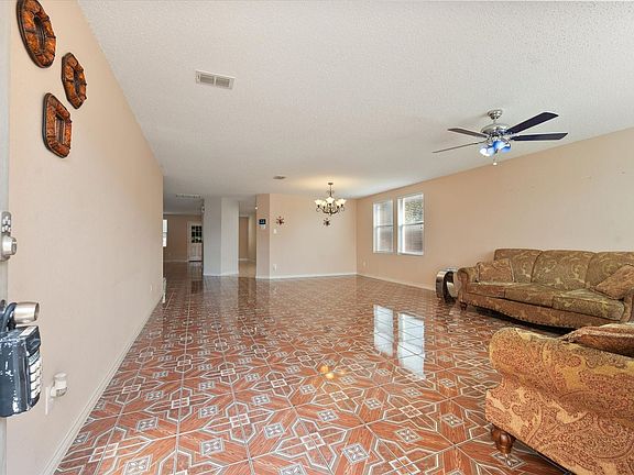 3rd image of 511 Travis Ranch Trl