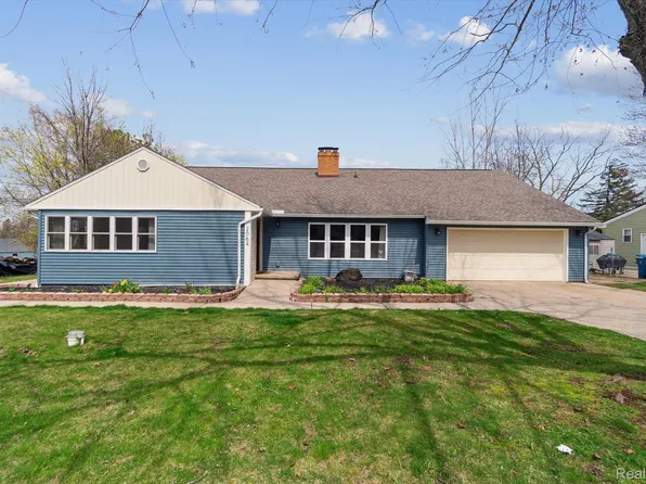 2064 N Long Lake Rd, Fenton, MI 48430