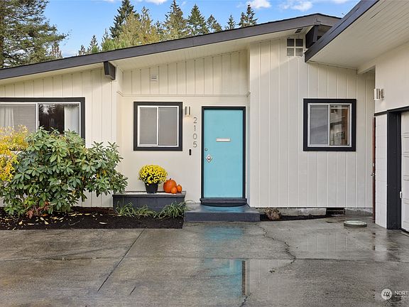 2nd image of 2105 Woodcrest Drive SE