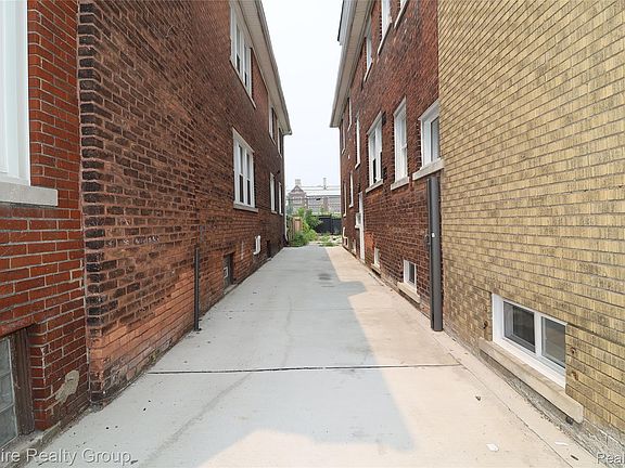 3rd image of 2418 Calvert St