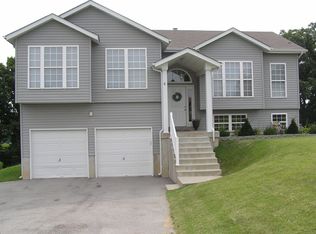 6 Club Ct, High Ridge, MO 63049