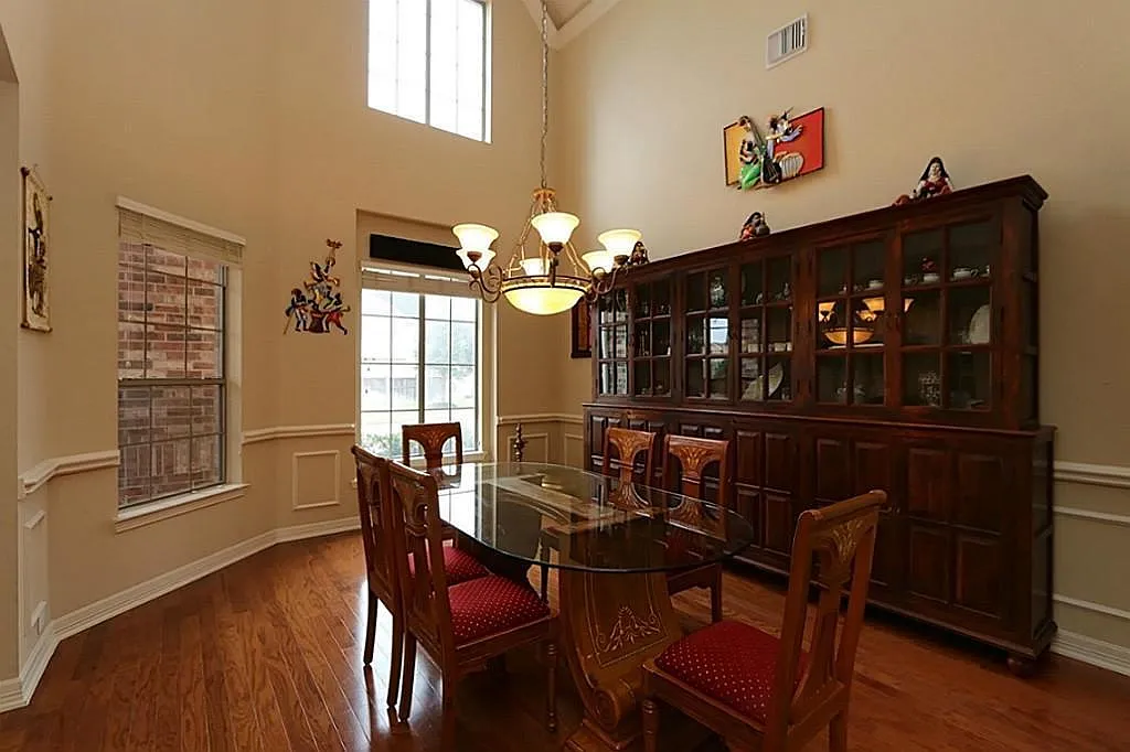 5 bed, 4.5 bath, 4424 sqft, $6,400 — Photo 3