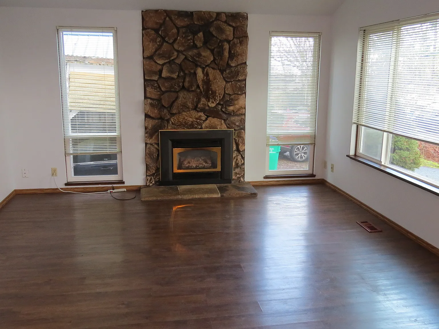 3 bed, 988 sqft, $2,250 — Photo 2
