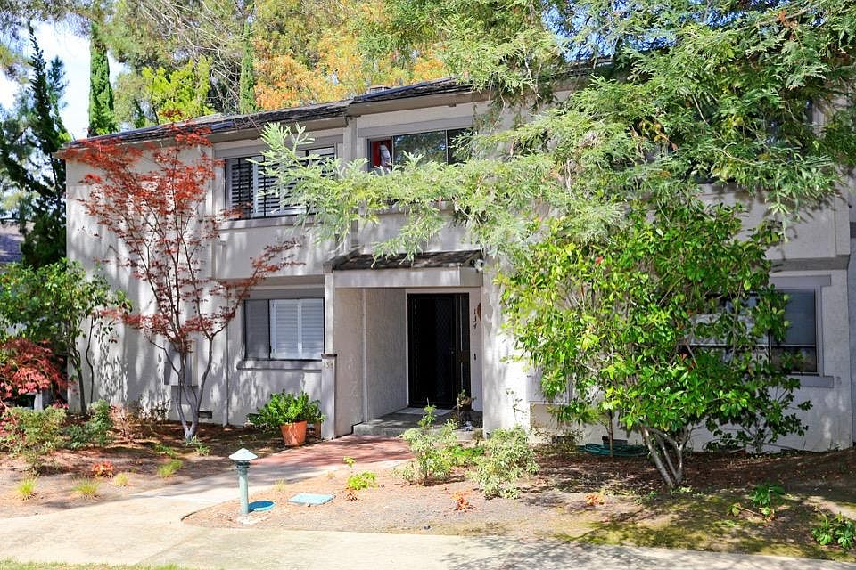 1st image of 134 Sand Hill Cir