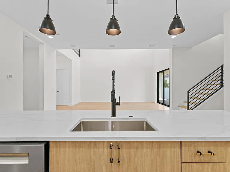 3202 W La Salle St — Photo 23
