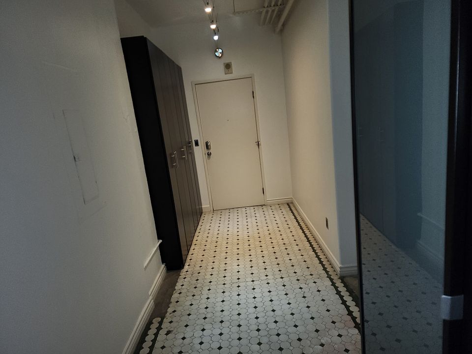 1st image of 215 W 7th St APT 911