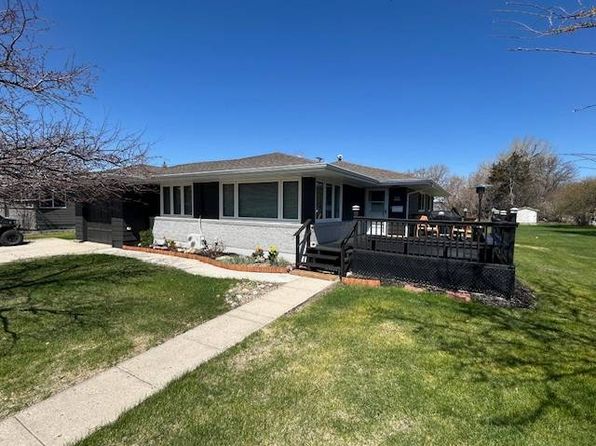 221 1st St E, Bottineau, ND 58318