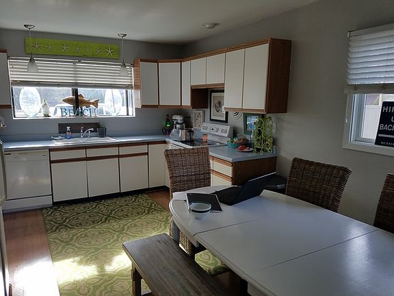 3rd image of 826 Holiday Dr