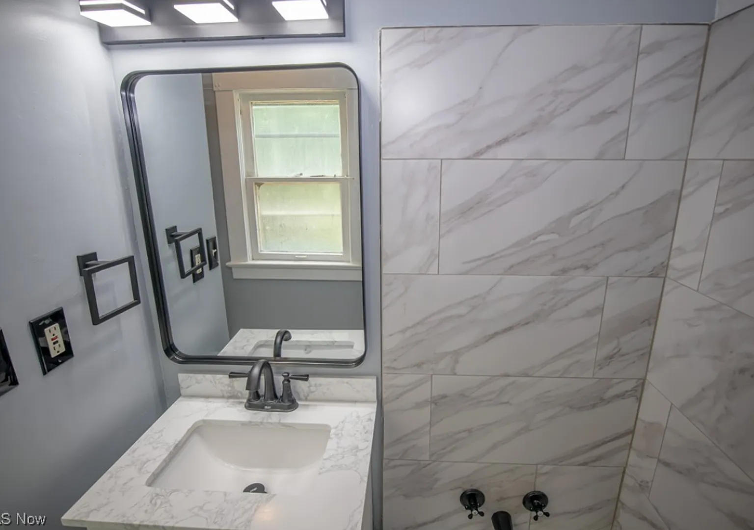 Newly Renovated 4BR/2BA - 1215 E 113th St — Photo 3