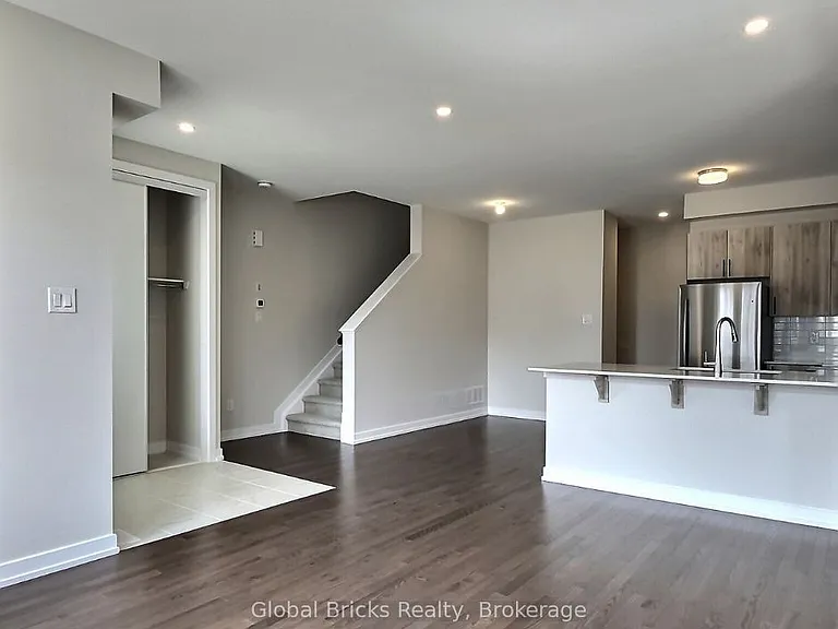 524 Oldenburg Ave — Photo 4