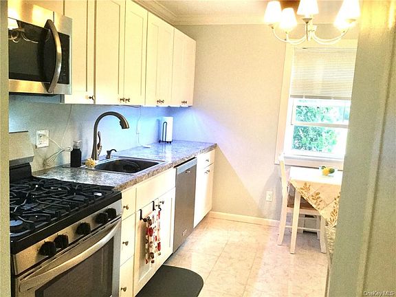 5th image of 154 Doxbury Ln