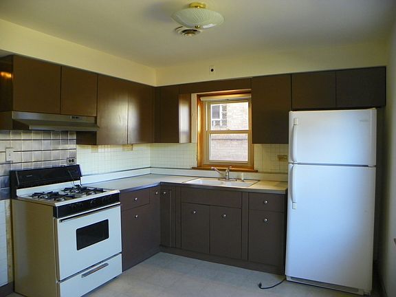 3rd image of 10523 S Artesian Ave APT Gw