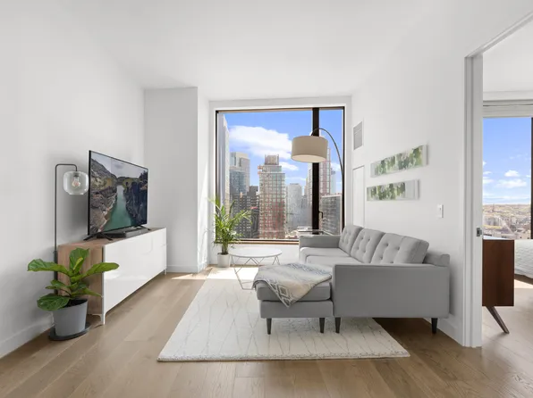 11 Hoyt Street image 1 of 19