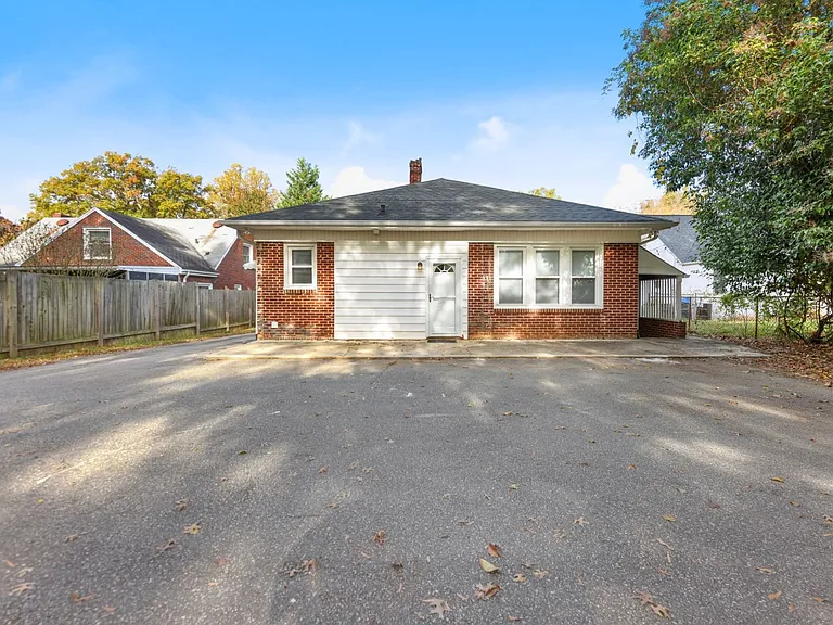 1015 S Hawthorne Rd — Photo 17