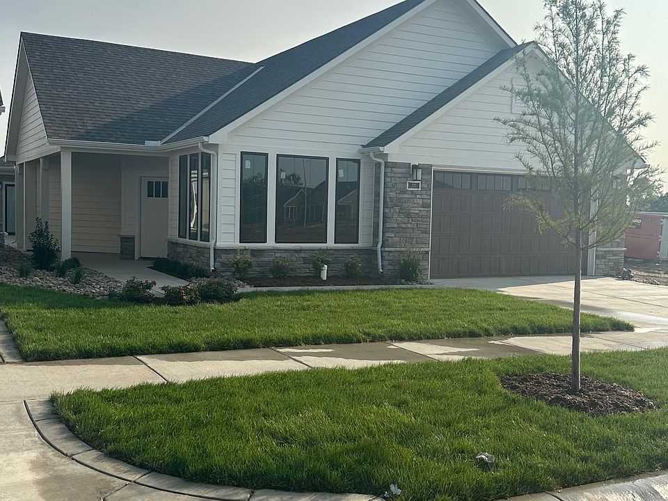 1st image of 723 E Lexington Ln