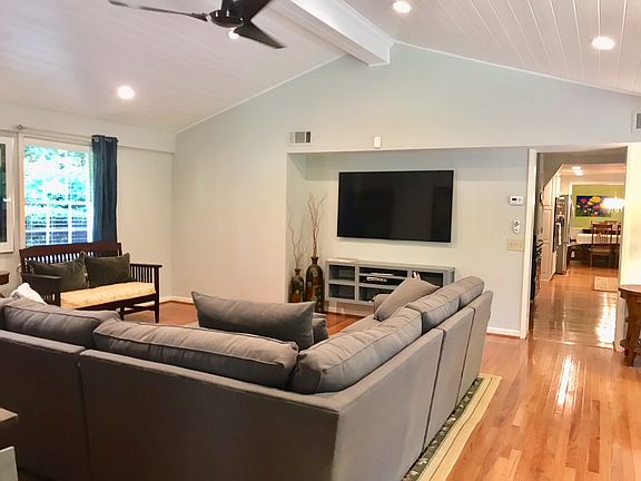 3rd image of 3133 Boxwood Dr NE