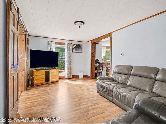 4th image of 300 Dexter Rd