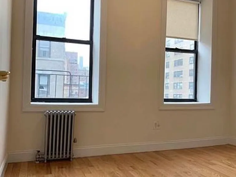 218 E 27th St #18 — Photo 5