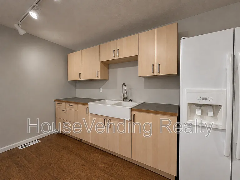 2214 Highland Rd — Photo 6
