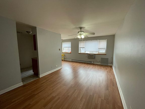 3rd image of 5920 N Kenmore Ave APT 301