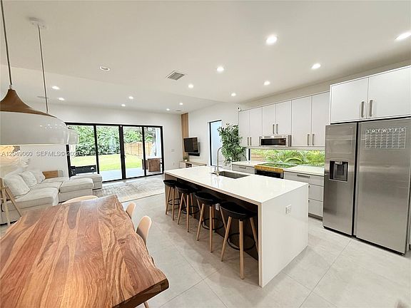 4th image of 8871 SW 28th St
