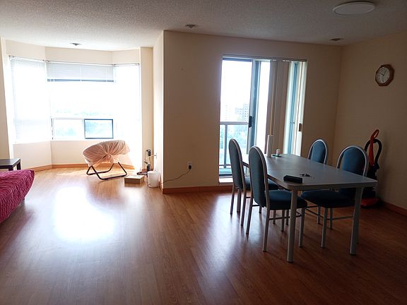 4th image of 30 Chapman Ct #908