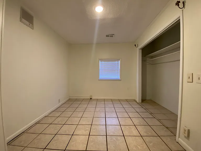 215 Queen Ave — Photo 9