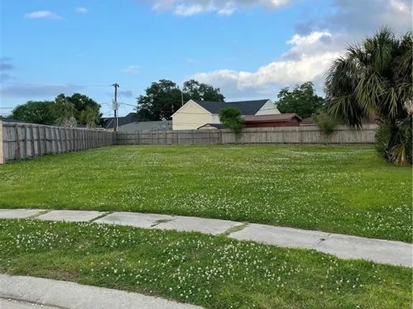 10 Carolyn Ct, Arabi, LA 70032