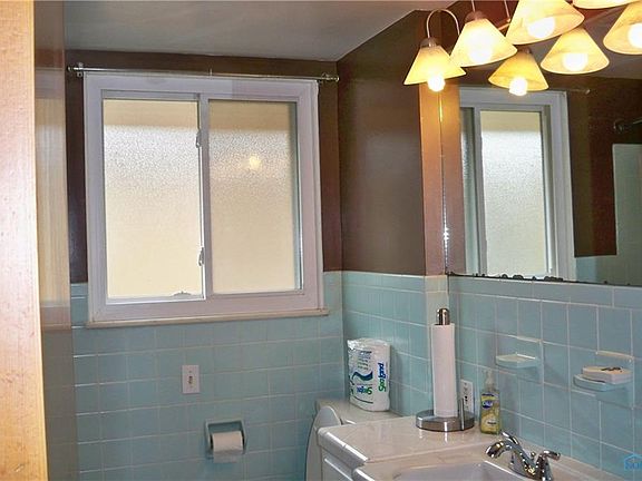 3rd image of 227 Windsor Dr