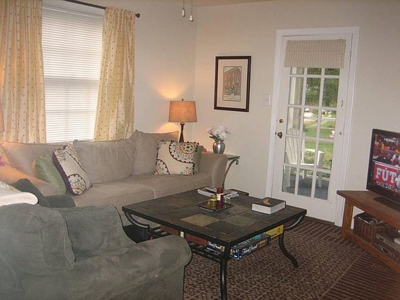 4th image of 903 Greenway Ln