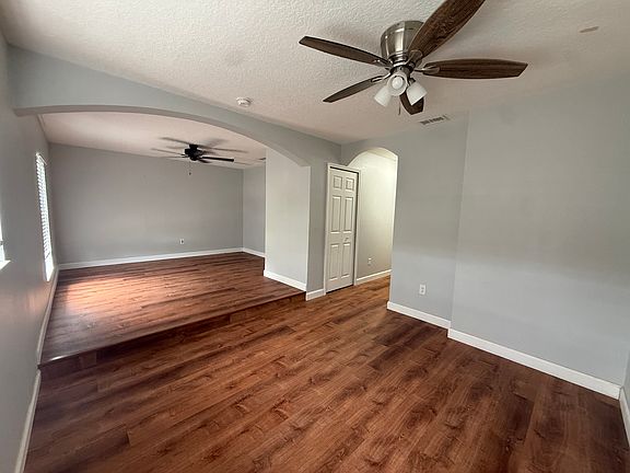 4th image of 228 E Holly Dr