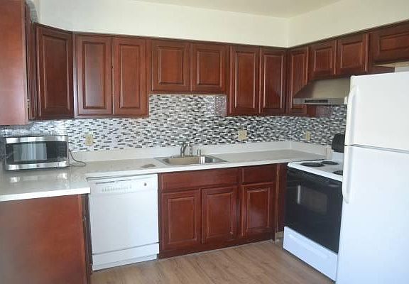 3rd image of 2555 Silsby Ave