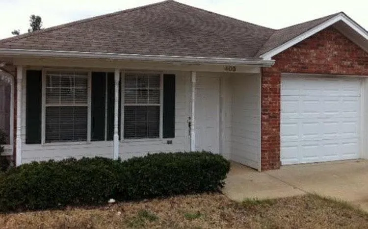 403 Magnolia Ct — Photo 1