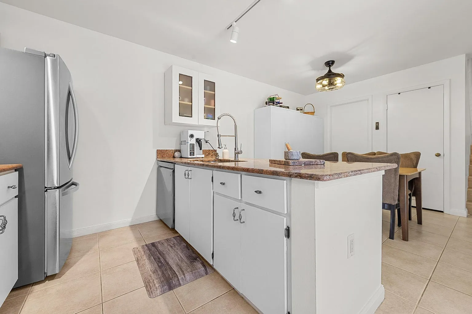 2 bed, 1236 sqft, $2,400 — Photo 4