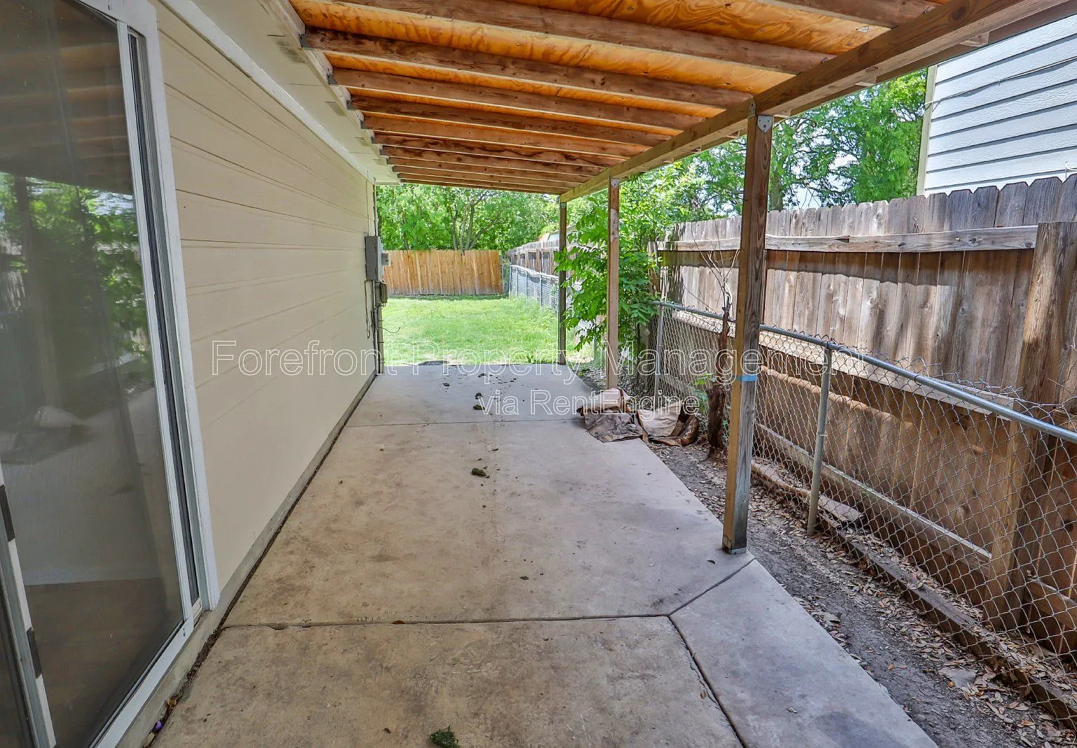 3 bed, 1.0 bath, 981 sqft, $1,300 — Photo 3