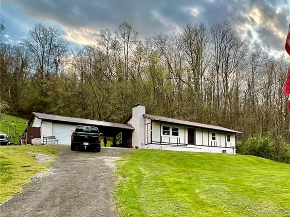 4565 Woodrum Ln, Cross Lanes, WV 25313