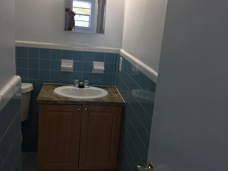 Jaclyn Apartments — Photo 17