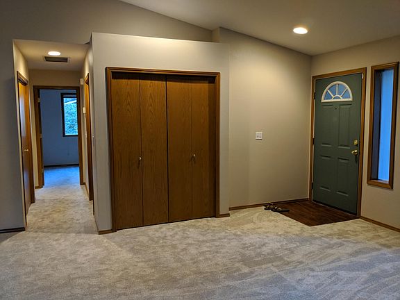 Front entry w/large coat closet