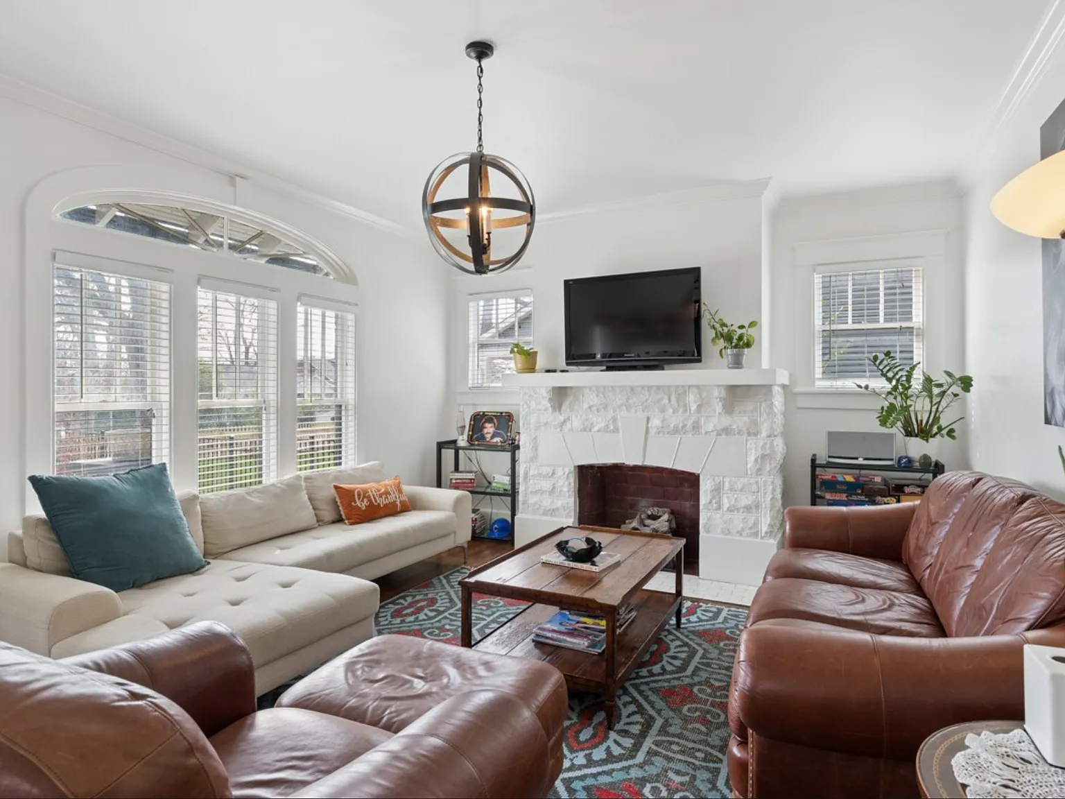 4 bed, 2720 sqft, $4,800 — Photo 3