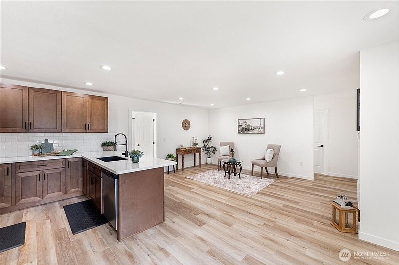 4th image of 429 Chestnut Street
