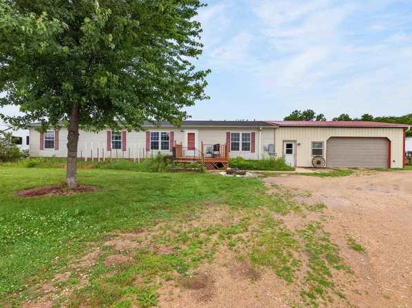 104 Grand Scenic Dr, Shell Rock, IA 50670