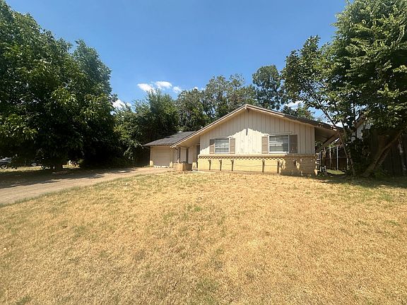 3rd image of 2221 Woodoak Dr