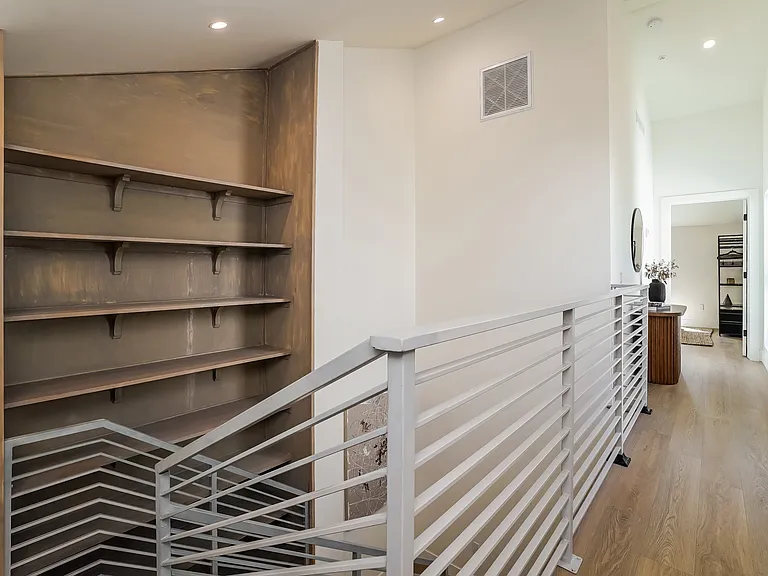 611 N Virgil — Photo 23