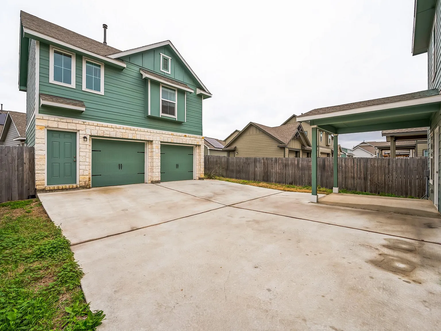 5 bed, 3.5 bath, 2500 sqft, $2,600 — Photo 2