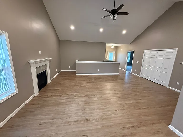 713 Stephanie Ct — Photo 4