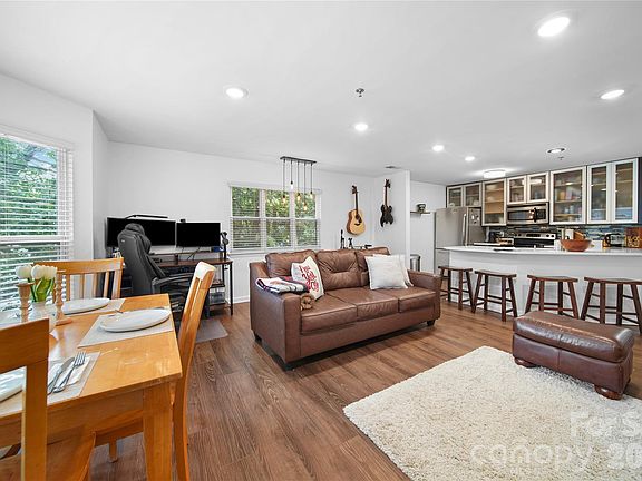 3rd image of 509 N Graham St Unit 2A