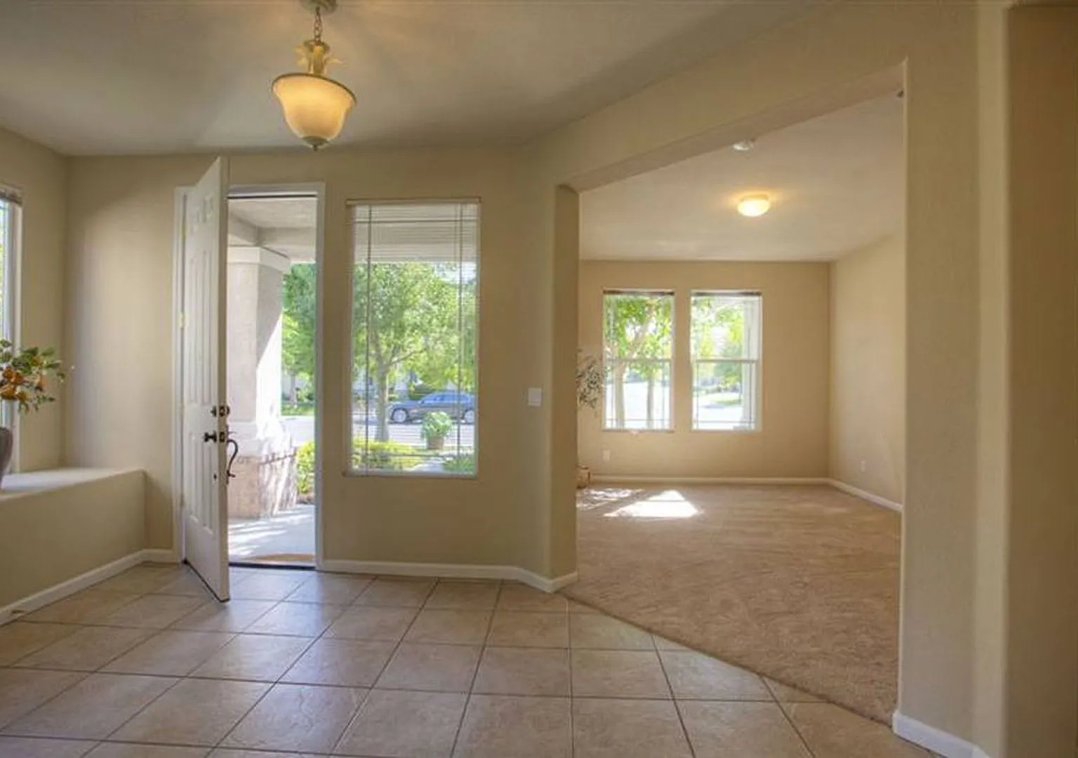 Beautiful Home in Natomas Park — Photo 3